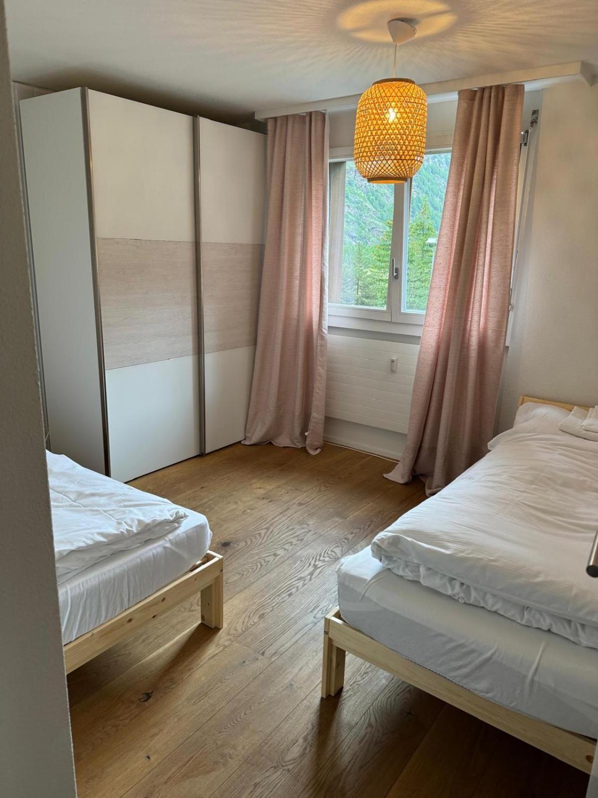Moderne Dachwohnung Naehe Zermatt Mit Balkon Täsch Exterior photo